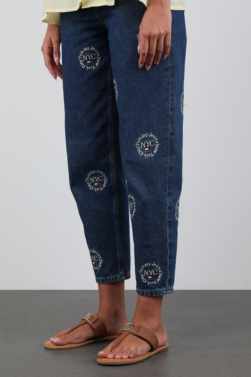 תמונת כל הלוק של כפכפים מעור קאמל עם לוגו מטאלי